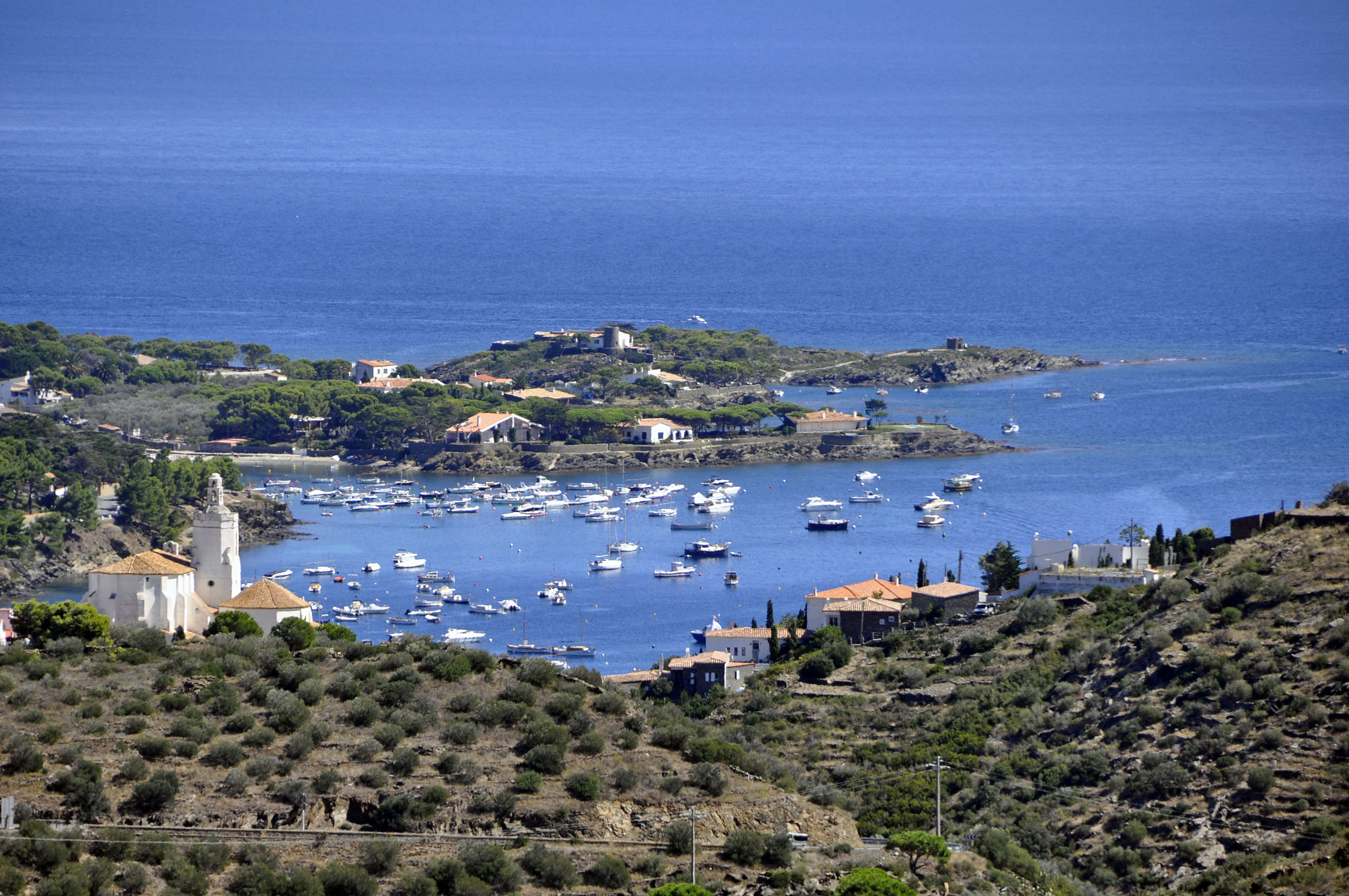 Cadaques wyłaniające się zza gór Cadaques wyłaniające się zza gór