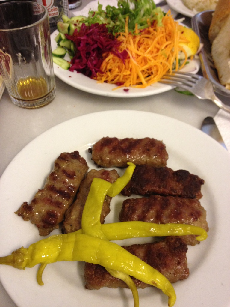 kofta, sałatka i zielona papryka kofta, sałatka i zielona papryka