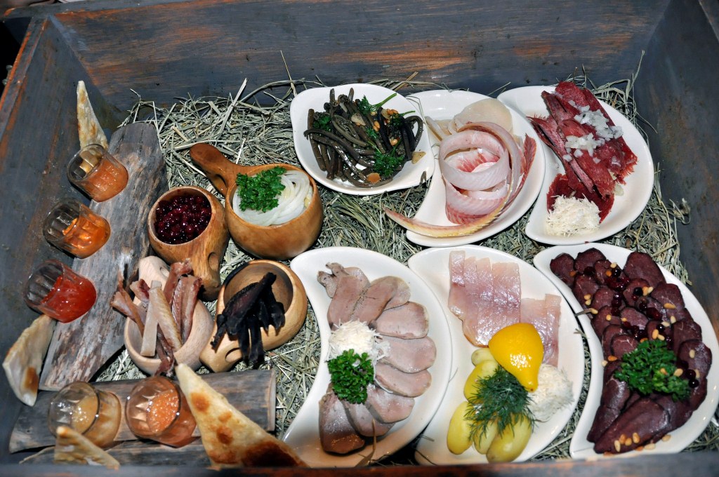 stroganina, suszona ryba, paprotnik i surowy renifer, czyli nietypowe przekąski stroganina, suszona ryba, paprotnik i surowy renifer, czyli nietypowe przekąski