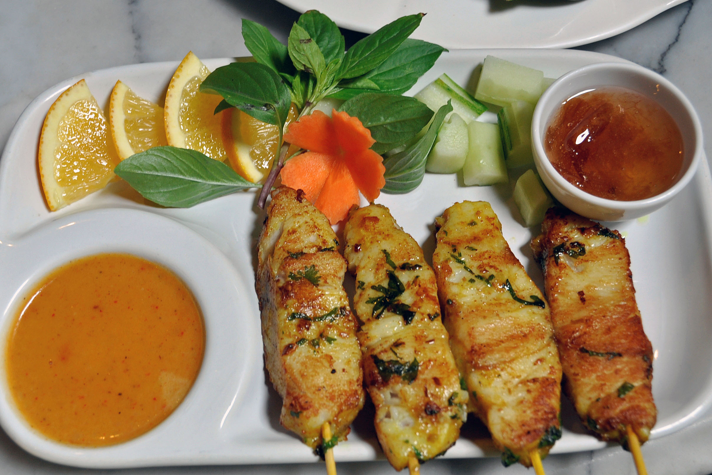 satay - tu rybny - restauracja Harmonique w Bangkoku