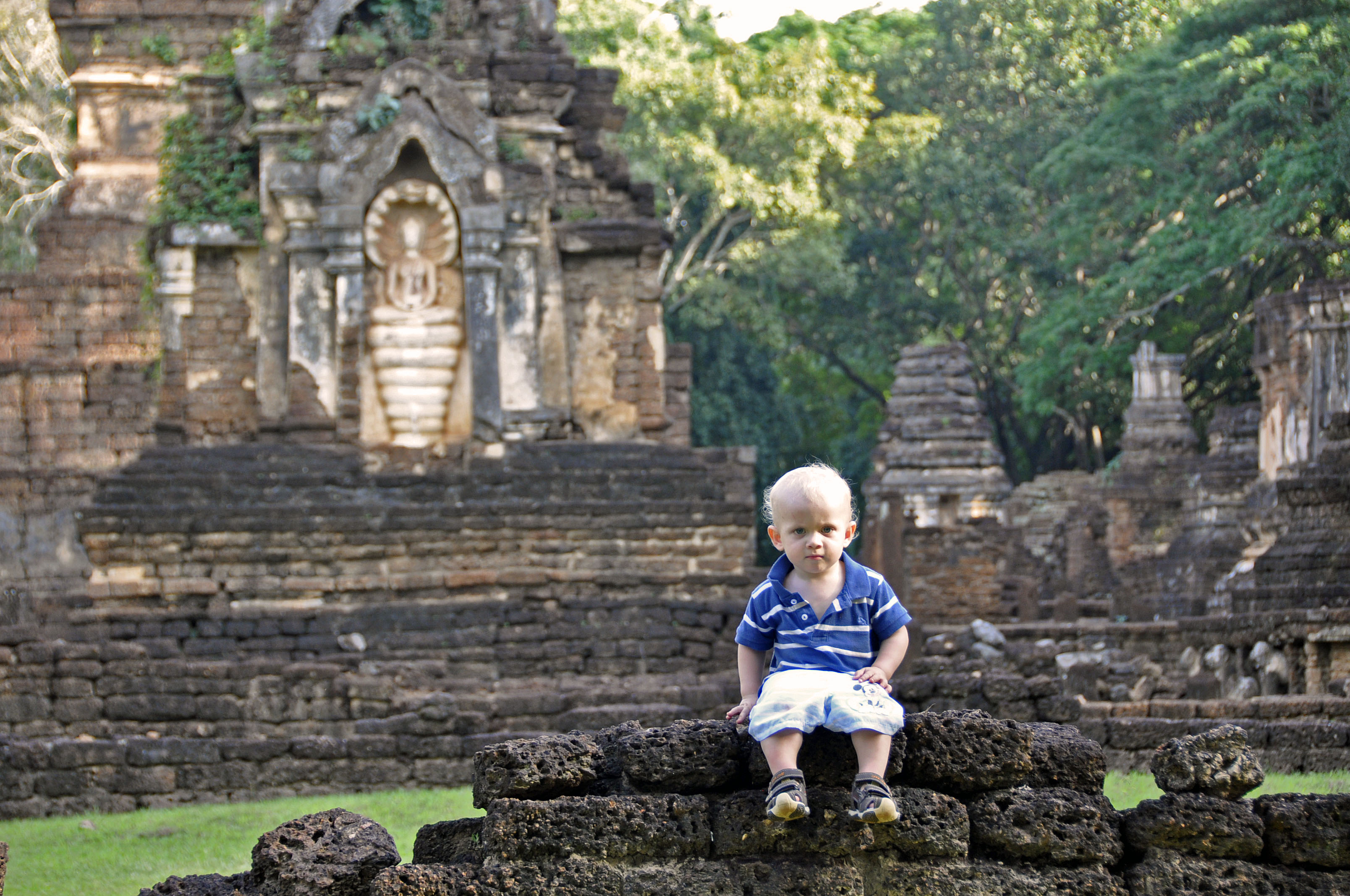 Maks zwiedza ruiny w Si Satchanalai