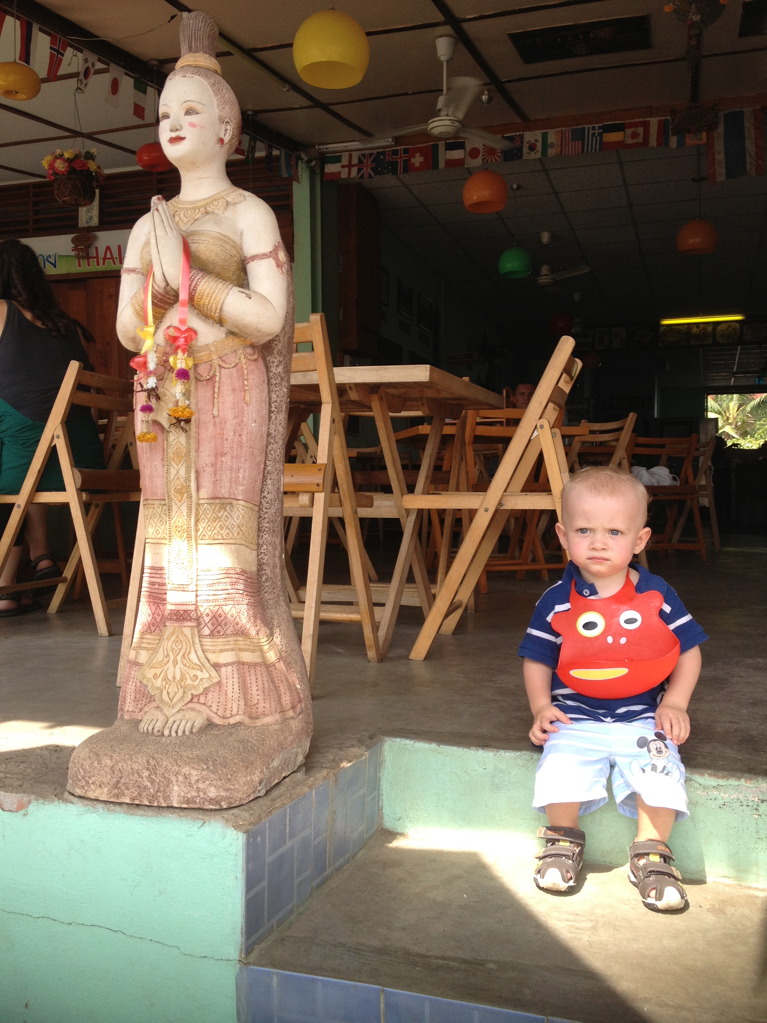 podróżowanie z dzieckiem, silikonowy śliniak