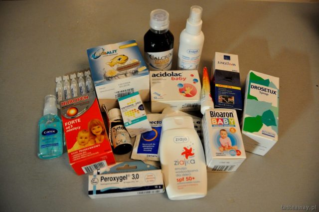podróżowanie z dzieckiem, zdrowie w podróży, apteczka malucha