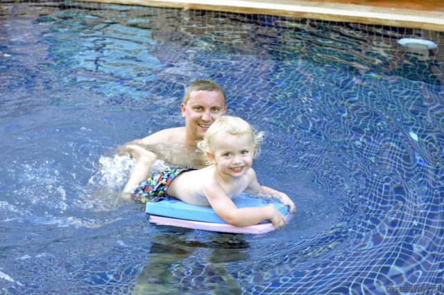 Kambodża, podróżowanie z dzieckiem, basen z dzieckiem