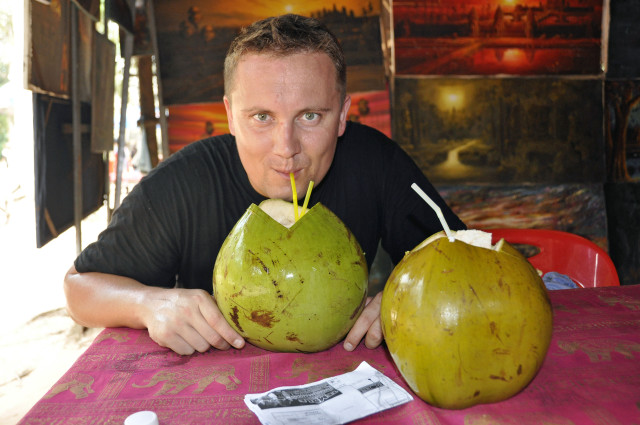 Angkor, Kambodża, podróżowanie z dzieckiem, sok z kokosa