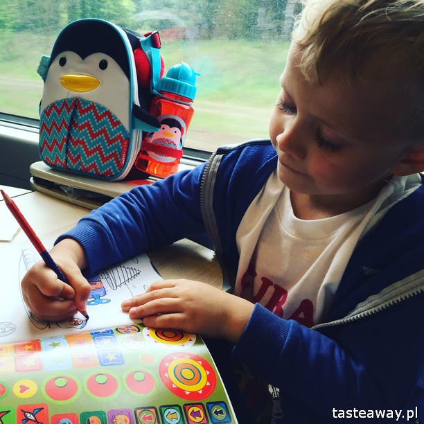 prezenty na Dzień Dziecka, co kupić na Dzień Dziecka, pomysły na prezent dla małego podróżnika, kolorowanki Mon Petit Art, kolorowanki,, co zabrać dla dziecka w podróż,