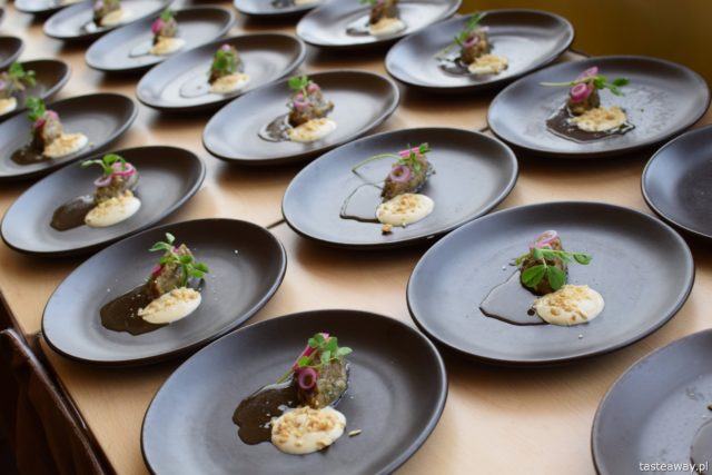 Dinner with a view, Dinner with a view MORZE, kociołek, gotowanie na plaży, Malika, kolacja z widokiem, stolik z widokiem