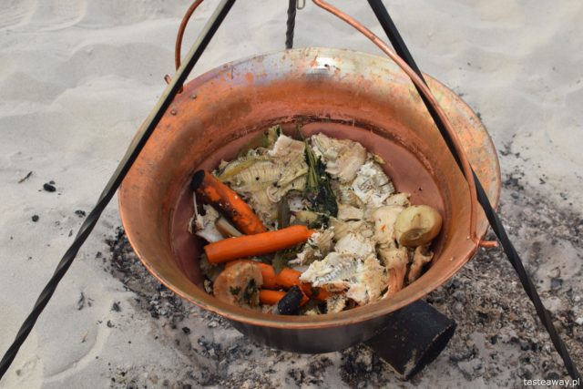 Dinner with a view, Dinner with a view MORZE, kociołek, gotowanie na plaży, Malika, kolacja z widokiem, stolik z widokiem