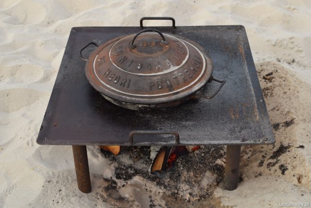 Dinner with a view, Dinner with a view MORZE, kociołek, gotowanie na plaży, Malika, kolacja z widokiem, stolik z widokiem