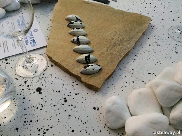 Dinner with a view, Dinner with a view MORZE, kociołek, gotowanie na plaży, Malika, kolacja z widokiem, stolik z widokiem, DESEO, praliny DESEO