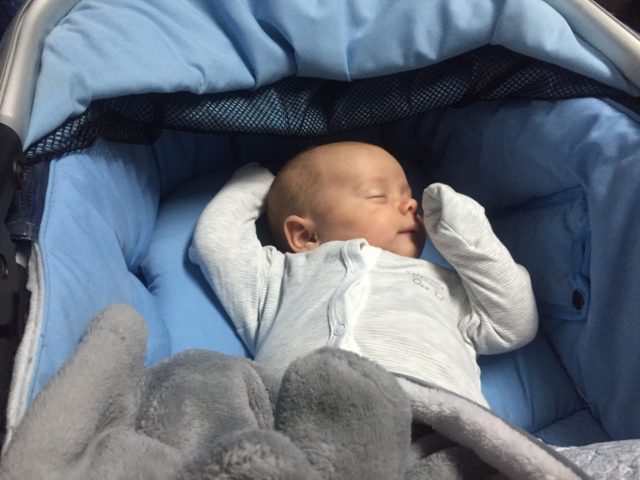 niemowlak w podróży, niemowlak w pociągu, podróże z niemowlakiem, podróże z dzieckiem