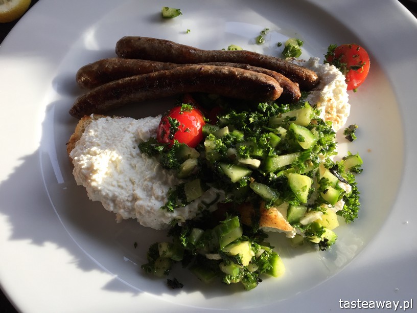 Nabo, Nabo Cafe, miejsca przyjazne dzieciom, gdzie na śniadanie, rodzinny obiad, rodzinne śniadanie, Warszawa, Sadyba, miejsca przyjazne rodzinie, kiełbaski jagnięce