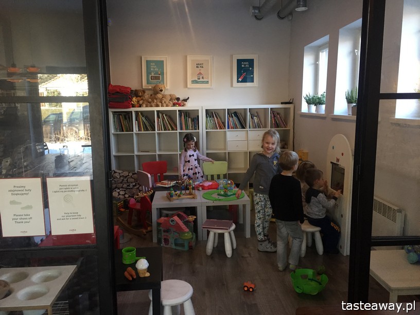 Nabo, Nabo Cafe, miejsca przyjazne dzieciom, gdzie na śniadanie, rodzinny obiad, rodzinne śniadanie, Warszawa, Sadyba, miejsca przyjazne rodzinie, kącik dla dzieci Nabo