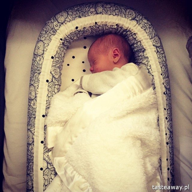 podróżowanie z dzieckiem, podróżowanie z niemowlakiem, łóżeczko dla niemowlaka, gniazdo niemowlęce, Sleepee