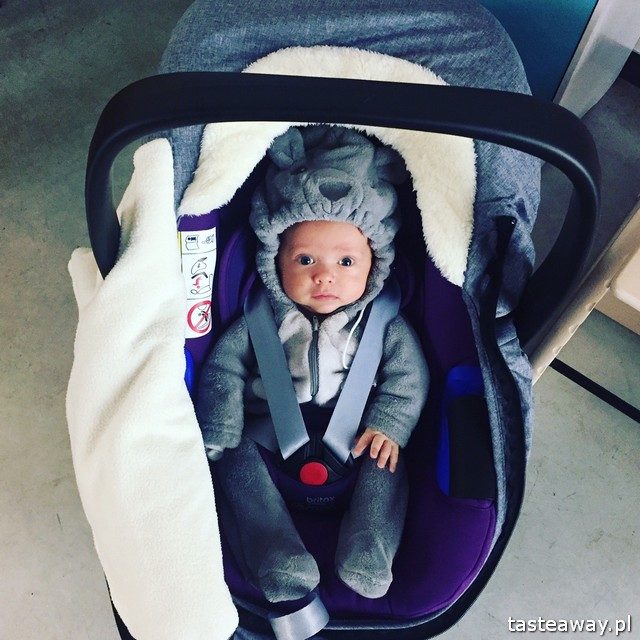 gadżety dla mamy i malucha, podróżowanie z dzieckiem, podróżowanie z niemowlakiem, ocieplacz na fotelik samochodowy, ocieplacz Skip Hop