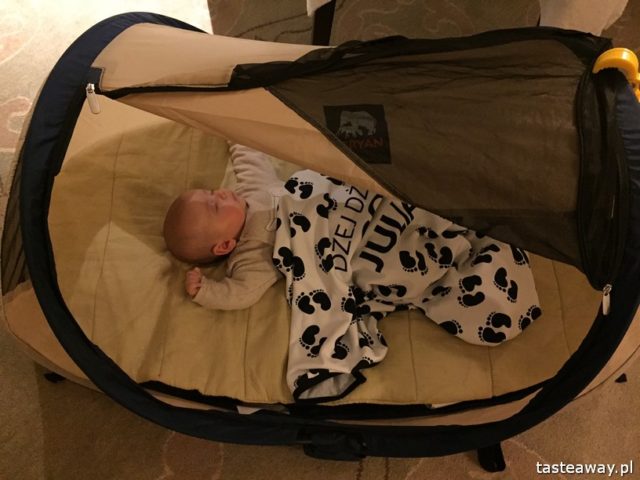 gadżety dla mamy i malucha, podróżowanie z dzieckiem, podróżowanie z niemowlakiem, łóżeczko turystyczne, namiot dla niemowlaka, spanie w podróży, namiot deryan