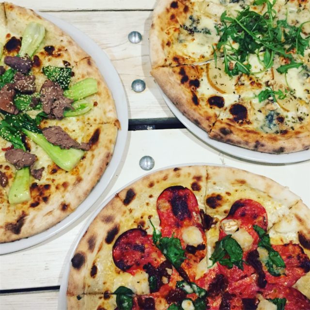 najlepsza pizza, najlepsza pizza w Warszawie, gdzie na pizzę, pizzeria Mięta, pizza Łomianki