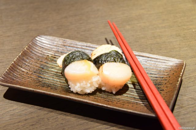 sushi w Japonii, jakie jest sushi w Japonii, jak smakuje sushi w Japonii, nigiri, inari, małże świętego Jakuba