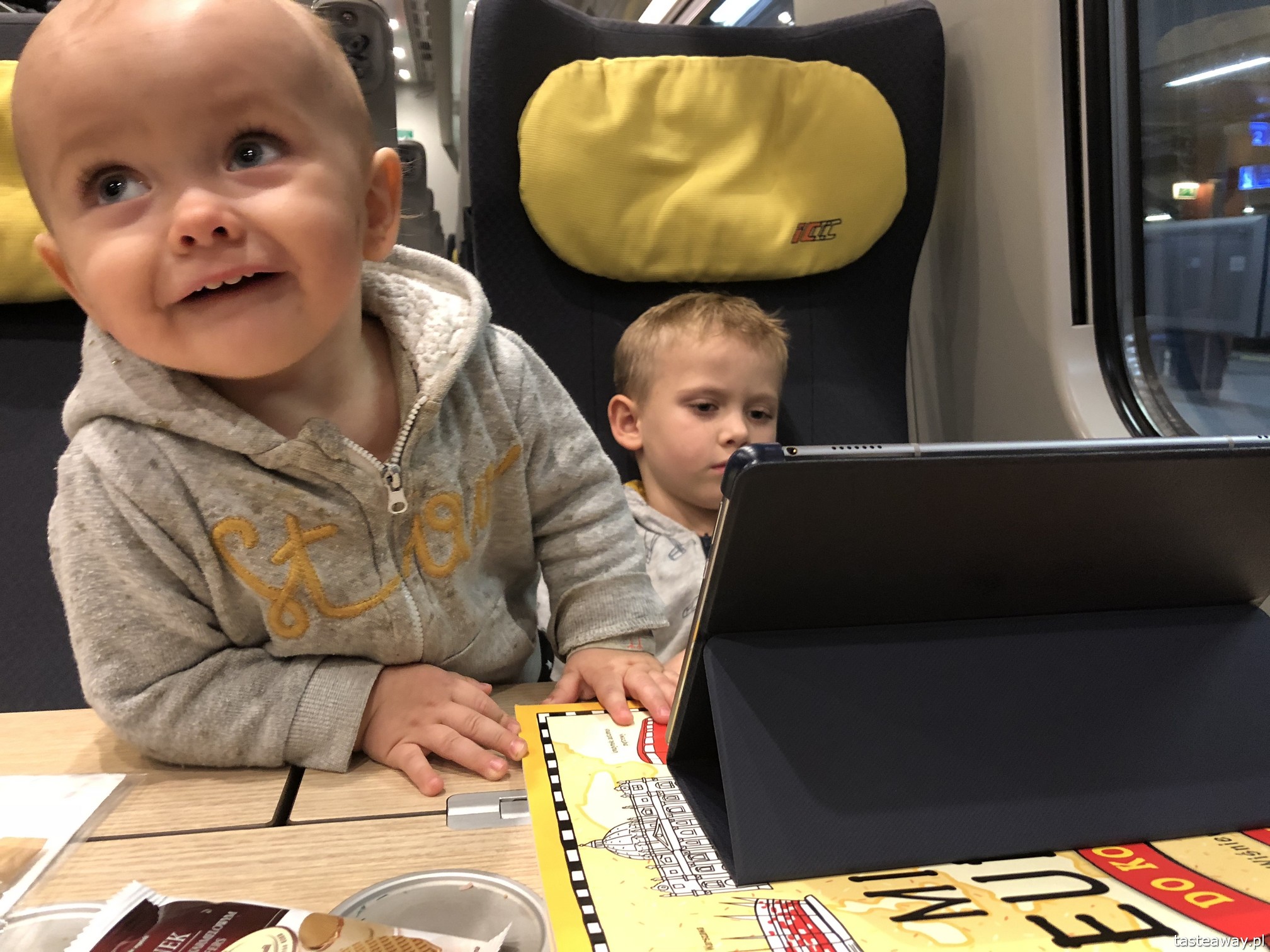 Podróżowanie z dziećmi, pociągiem z dziećmi, Rzeszów, Podkarpackie, tablet w podróży, Huawei