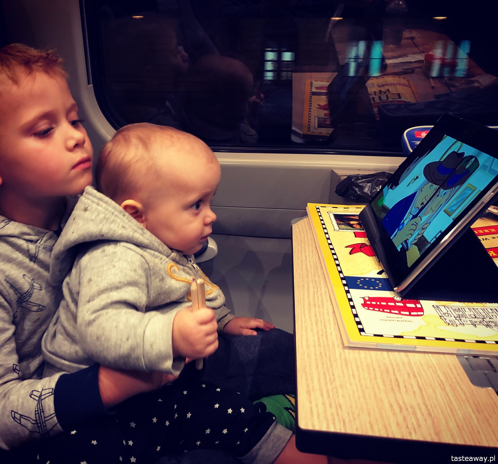 Podróżowanie z dziećmi, pociągiem z dziećmi, Rzeszów, Podkarpackie, tablet w podróży, Huawei