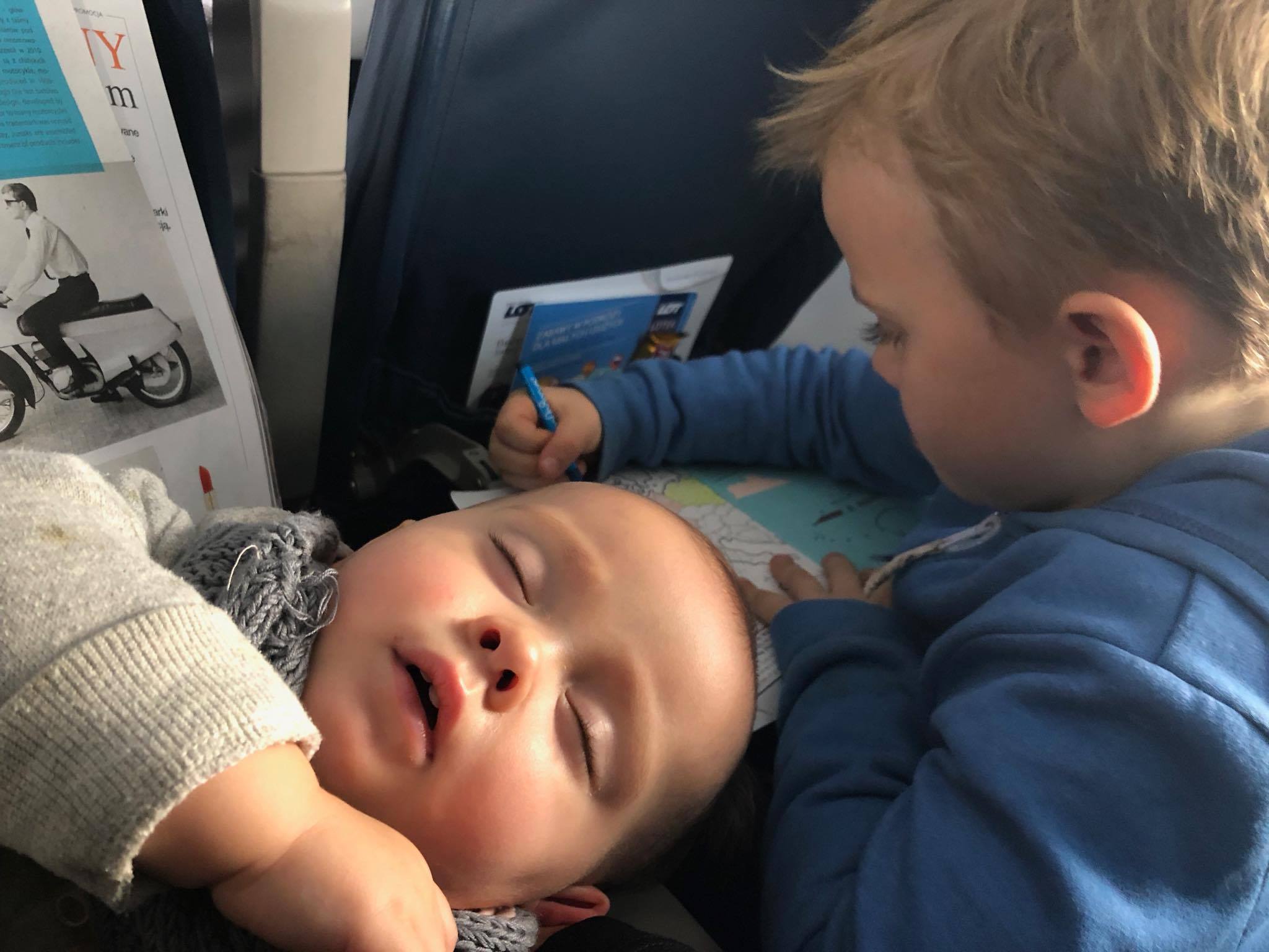 dziecko w podróży, podróżowanie z dzieckiem, dziecko w samolocie, sama z dzieckiem w samolocie, jak poradzić sobie z dzieckiem w samolocie