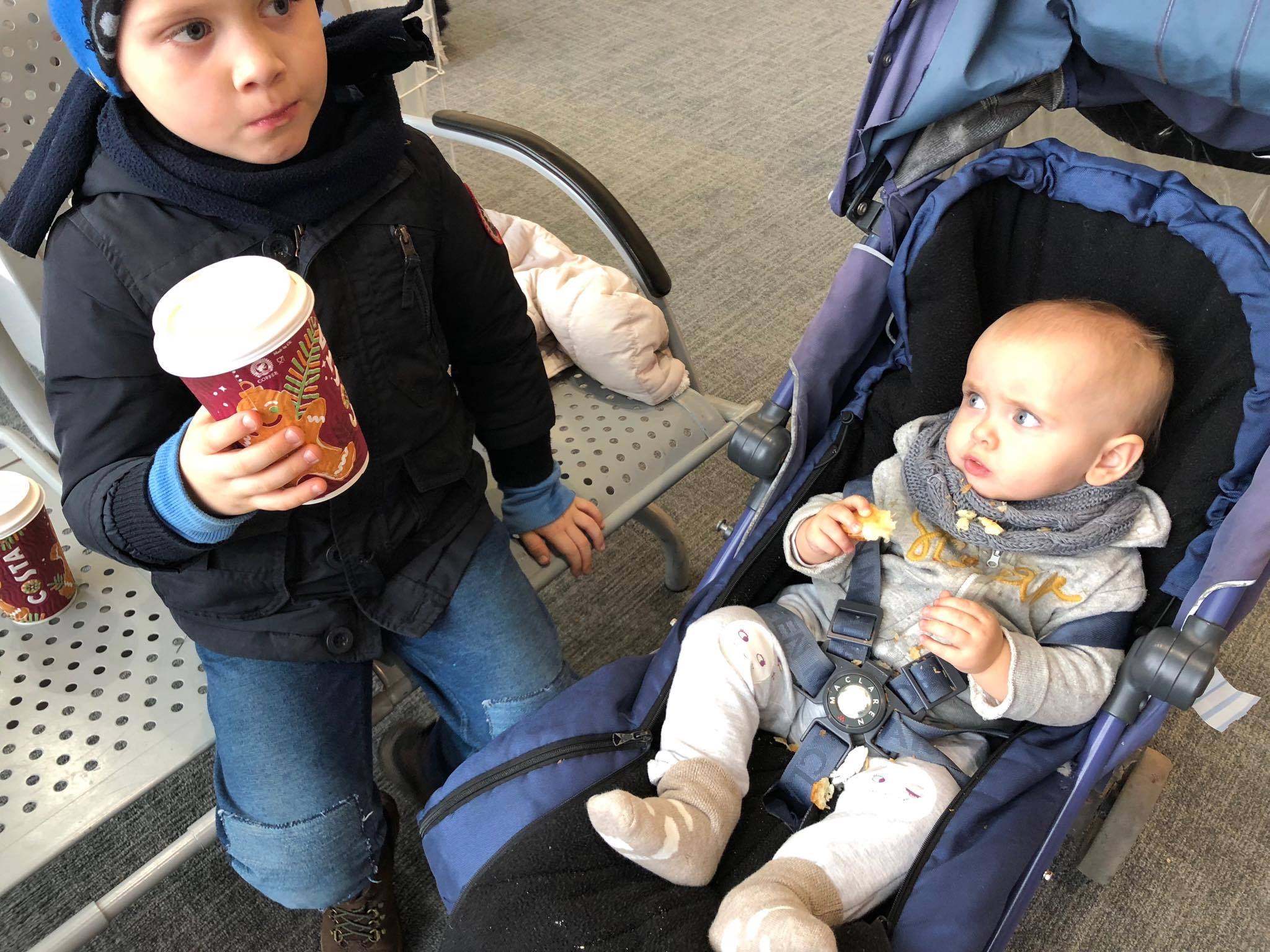 dziecko w podróży, podróżowanie z dzieckiem, dziecko w samolocie, sama z dzieckiem w samolocie, jak poradzić sobie z dzieckiem w samolocie