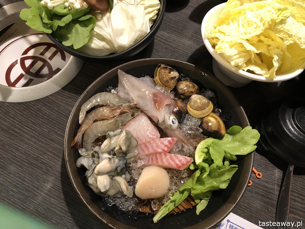 co jeść na Tajwanie, Tajwan, kuchnia Tajwanu, omlet z ostrygami, oyster omlette, street food na Tajwanie, night market na Tajwanie, kociołki, hot pot