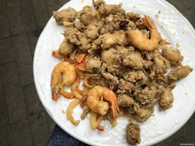 Hiszpania, Andaluzja, co jeść w Hiszpanii, co jeść w Andaluzji, hiszpańśkie tapas, owoce morza, calamares fritos, kalmary, puntilla, baby squid