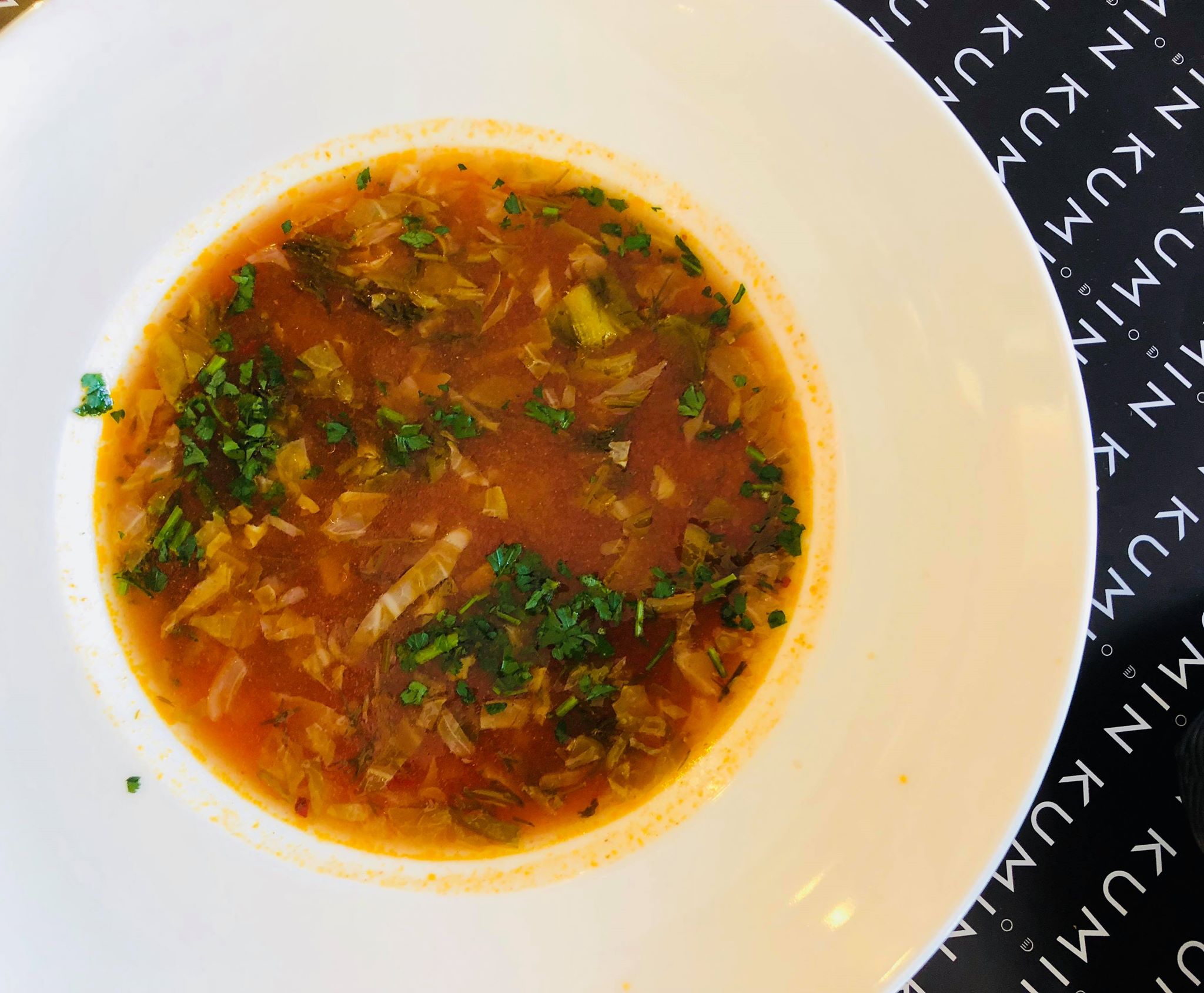 KUMIN, gdzie jeść na Mokotowie, kuchnia Bliskiego Wschodu, kuchnia arabska, lunch, gdzie na lunch, zupa pomidorowa z kapustą