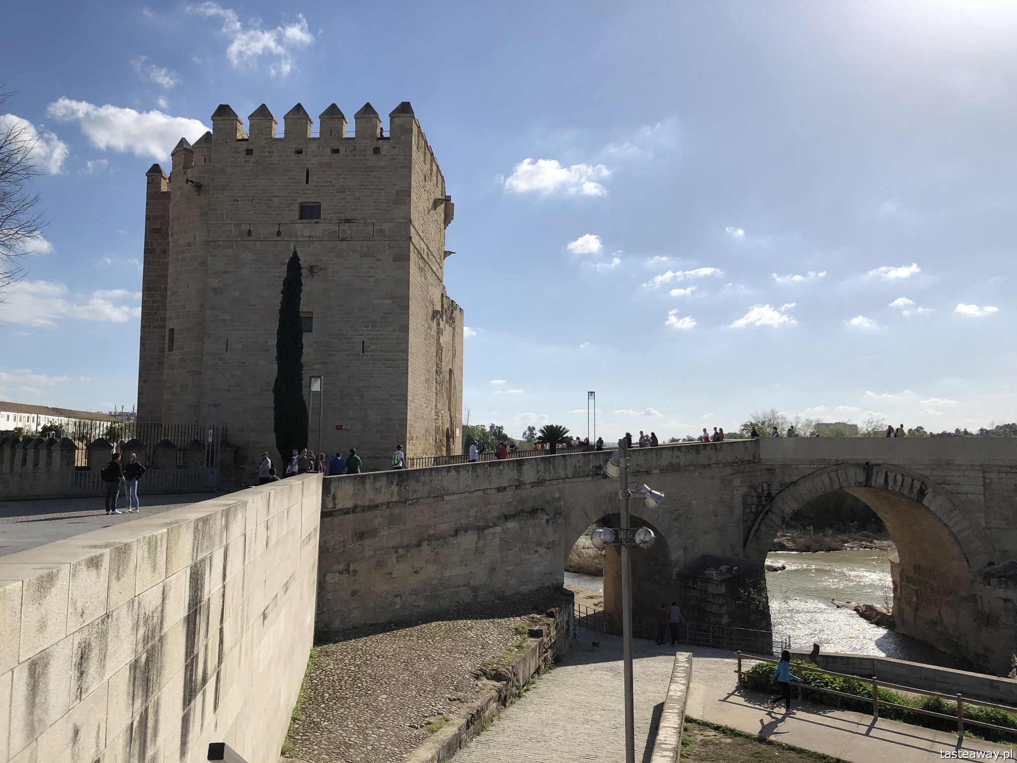 Kordoba, co zobaczyć w Kordobie, Cordoba, Andaluzja, co zobaczyć w Andaluzji, Andaluzja, La Mezquita, Triunfo de San Rafael de la Puerta del Puente, Puente Romano, Torre de la Calahorra