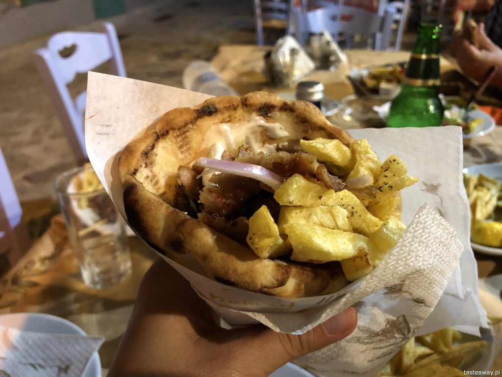 co jeść w Grecji, kuchnia grecka, czego spróbować w Grecji, feta, podróże z dzieckiem, souvlaki, gyros w picie, pita, gyros