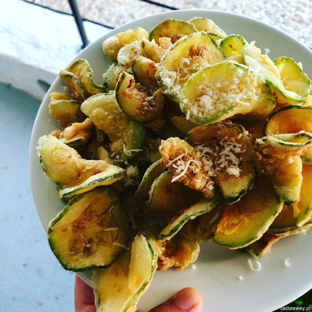 co jeść w Grecji, kuchnia grecka, czego spróbować w Grecji, feta, podróże z dzieckiem, smażona cukinia