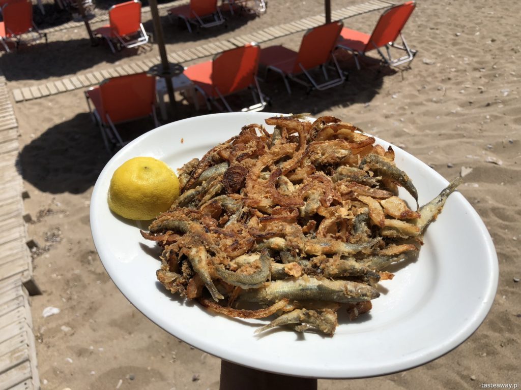 co jeść w Grecji, kuchnia grecka, czego spróbować w Grecji, feta, podróże z dzieckiem, souvlaki, rybki z cebulą