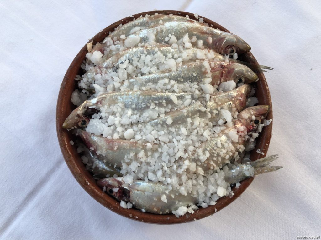 co jeść w Grecji, kuchnia grecka, czego spróbować w Grecji, feta, podróże z dzieckiem, salted sardines, papalina