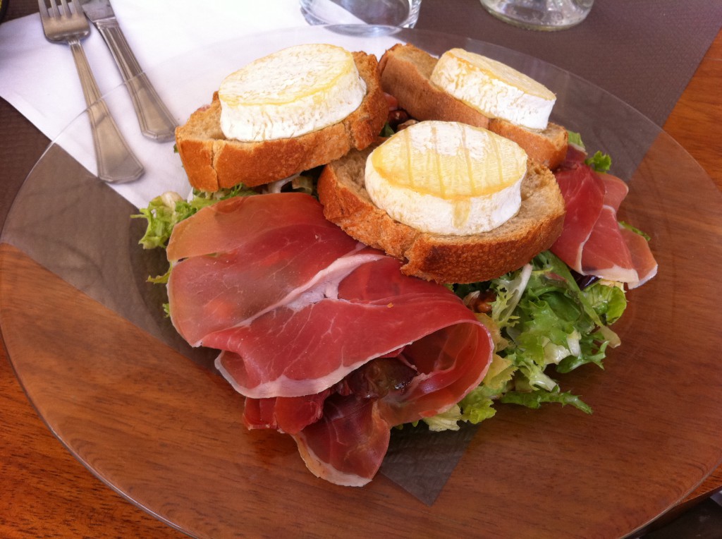 French salad with warm goat's cheese in Saint Emilion