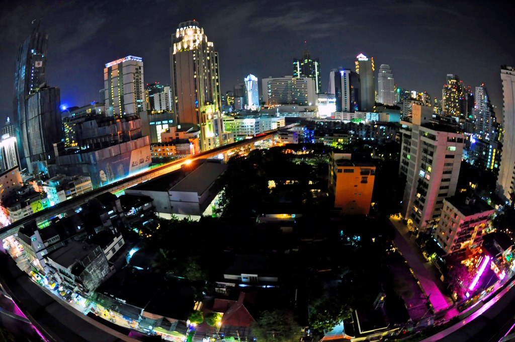 Bangkok nocą, czyli widok z hotelu na Sukhumwit Soi 8