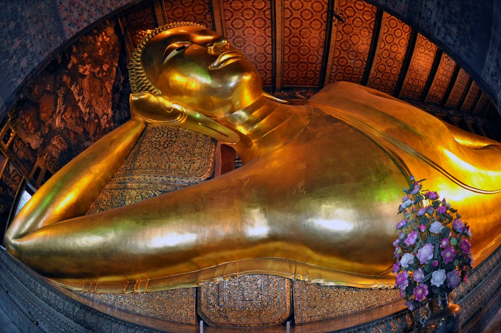 Spoczywający Budda wypełniający całą świątynię