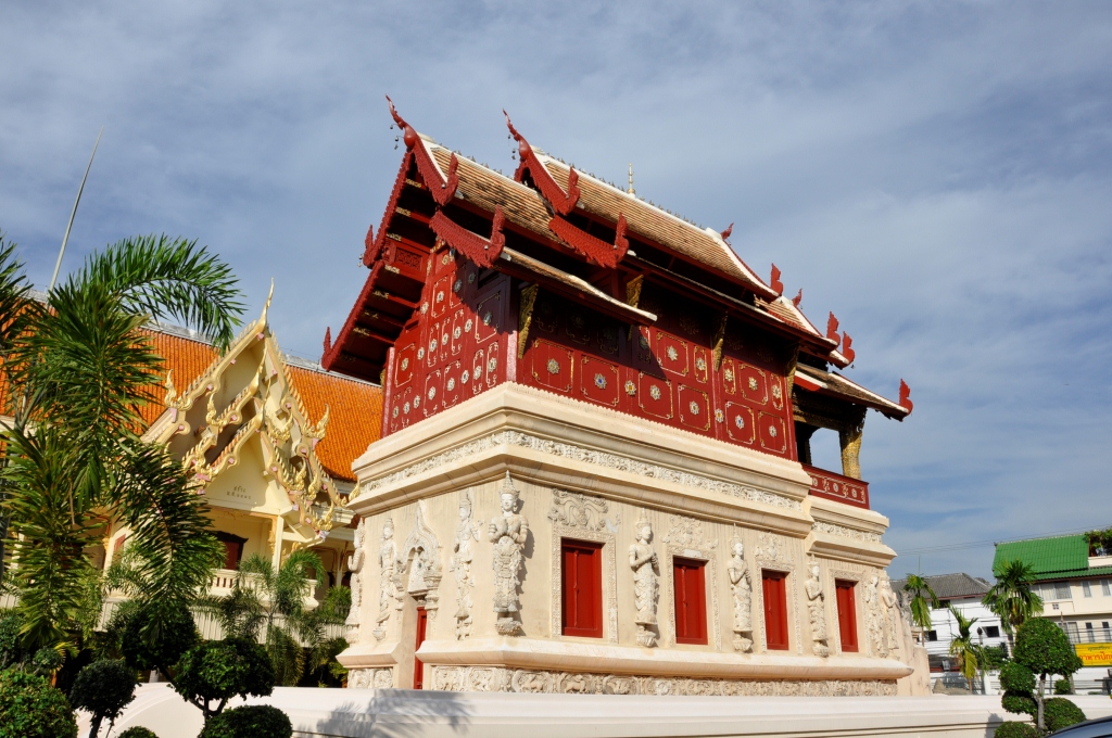 bajkowe zabudowania świątyni Wat Chiang Man