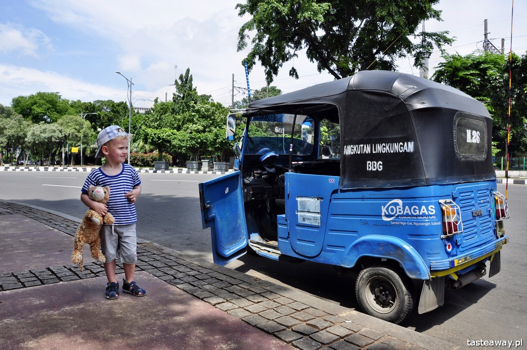 Dżakarta, Indonezja, podróżowanie z dzieckiem, bajaj, tuk tuk