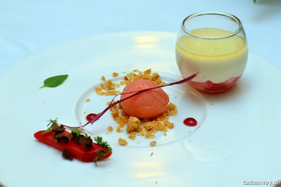 panna cotta, rabarbar, La Rotisserie, Mamaison Hotel Le Regina, Paweł Oszczyk, Prosto z Targu