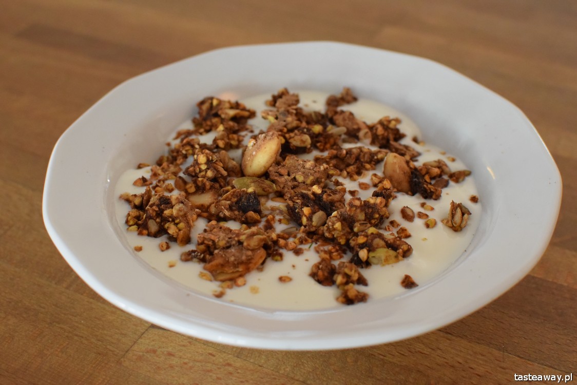 domowa granola z kaszy gryczanej z jogurtem 16 zł Tasteaway