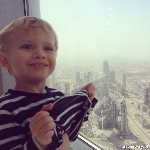 Dubaj, travelling with a child, Burj Al Arab, child on the road