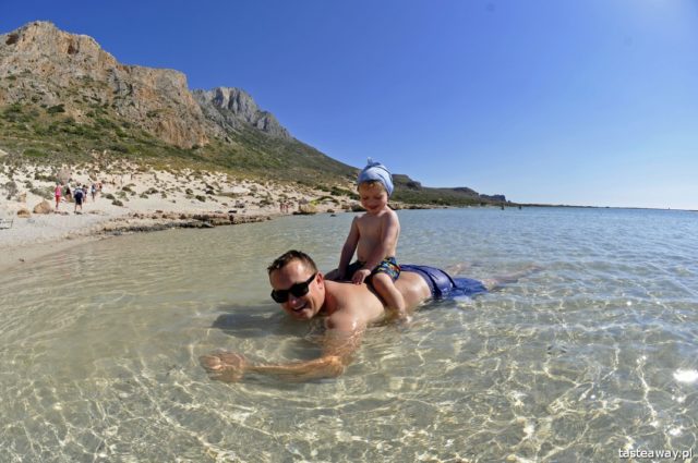 Kreta, travelling with a child, Balos, child on the road