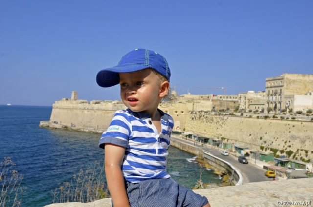 Malta, Gozo, Travelling with a child, child on the road