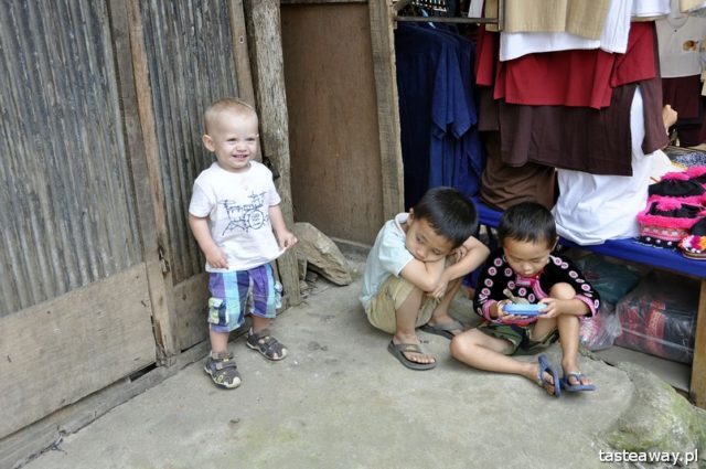 Tajlandia, travelling with a child, child on the road, 
