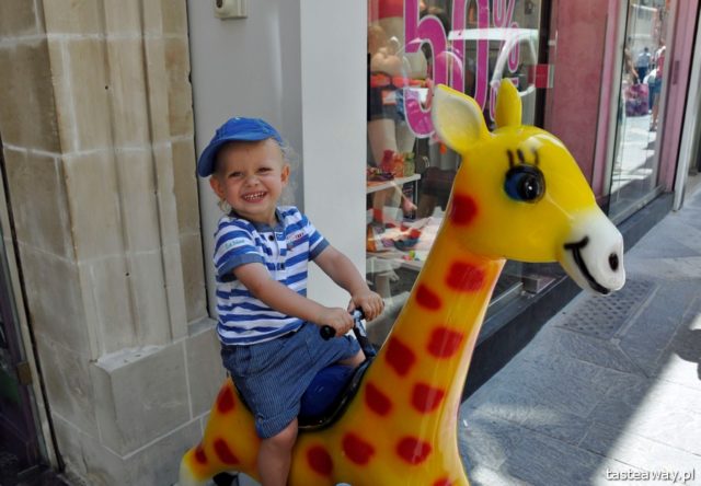 travelling with a child, rent an apartment for vacation, rent a home for vacation, what to look for, renting a home for vacation, HomeToGo