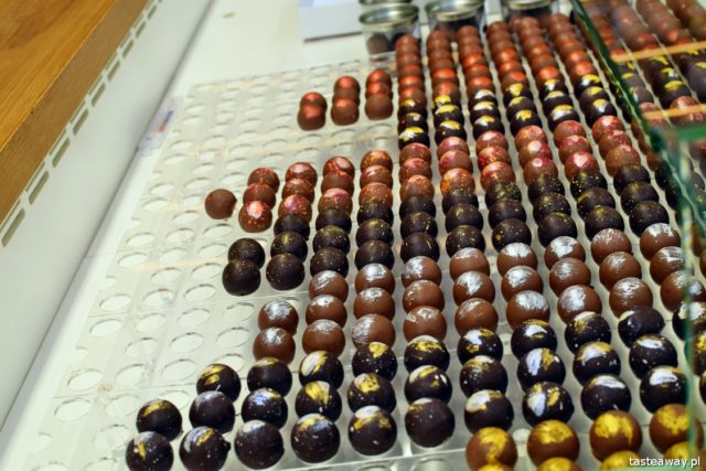 éclairs, Paris, best confectioneries in Europe, best confectioneries in Paris, confectioner's trade, L'Eclair de Genie, éclair, where to have éclairs in Paris, Christophe Adam, chocolate pralines