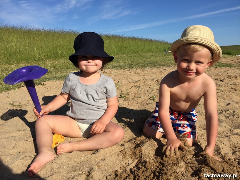 zabawa z dzieckiem, zabawa z dzieckiem na świeżym powietrzu, więcej słońca, dziecko na plaży, krem Iwostin-Solecrin
