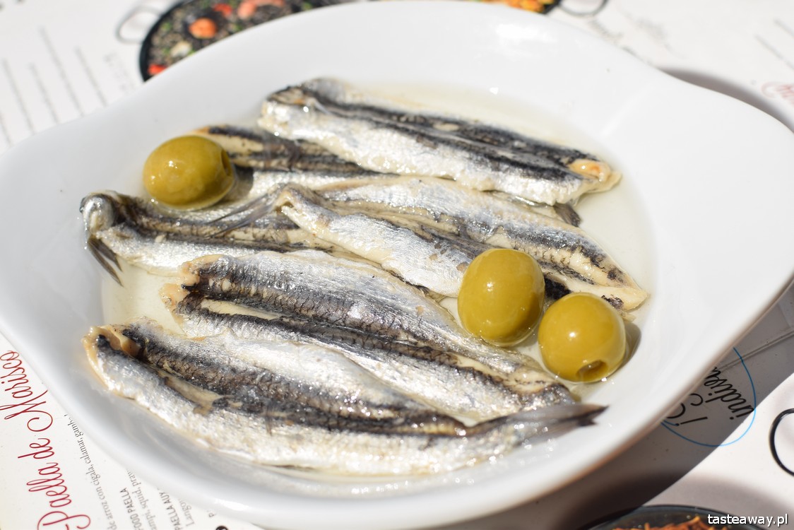 Hiszpania, Barcelona, co jeść w Barcelonie, gdzie jeść w Barcelonie, hiszpańskie tapas, boquerones, boquerones en vinagre, HomeToGo