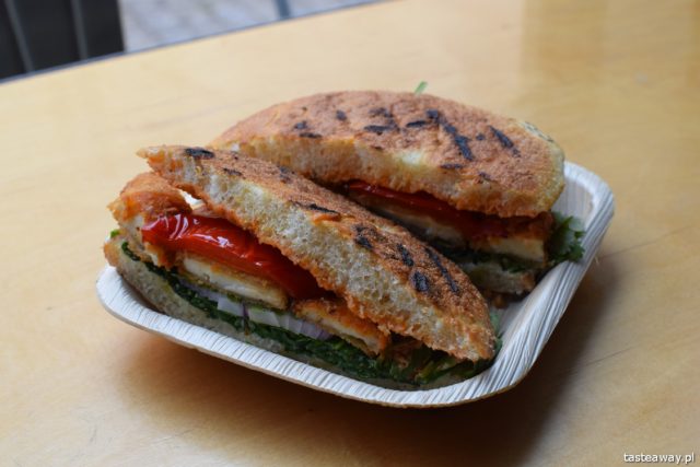 burger z halloumi, Beirut hummus & music bar, Warszawa, Poznańska, where to go for hummus